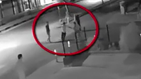 Bıçakla gasp anları güvenlik kamerasında